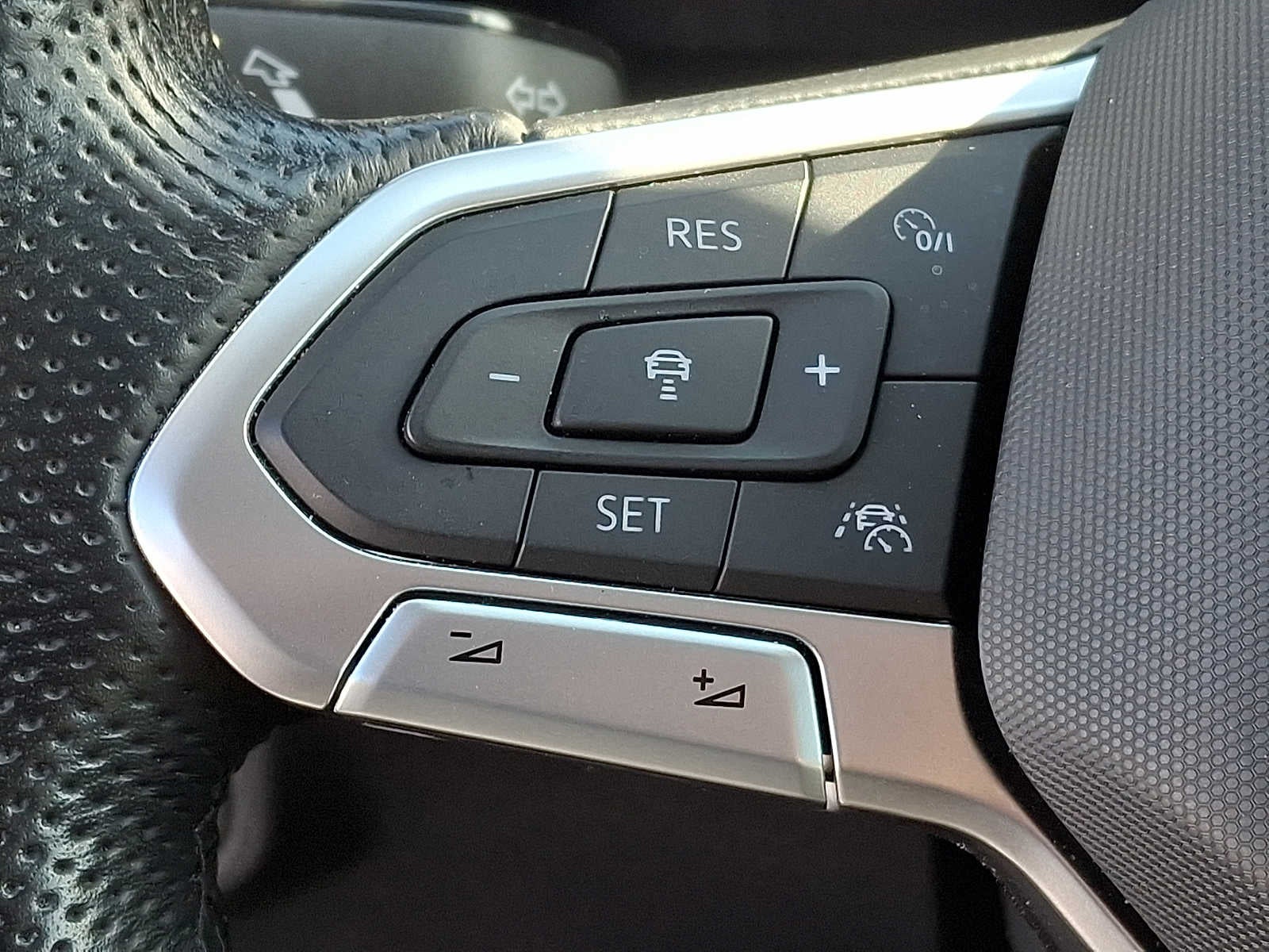 2023 Volkswagen Atlas 3.6L V6 SEL Premium R-Line 4MOTION