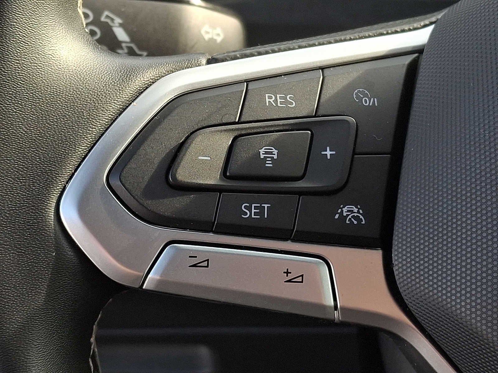 2023 Volkswagen Tiguan 2.0T SE R-Line Black FWD