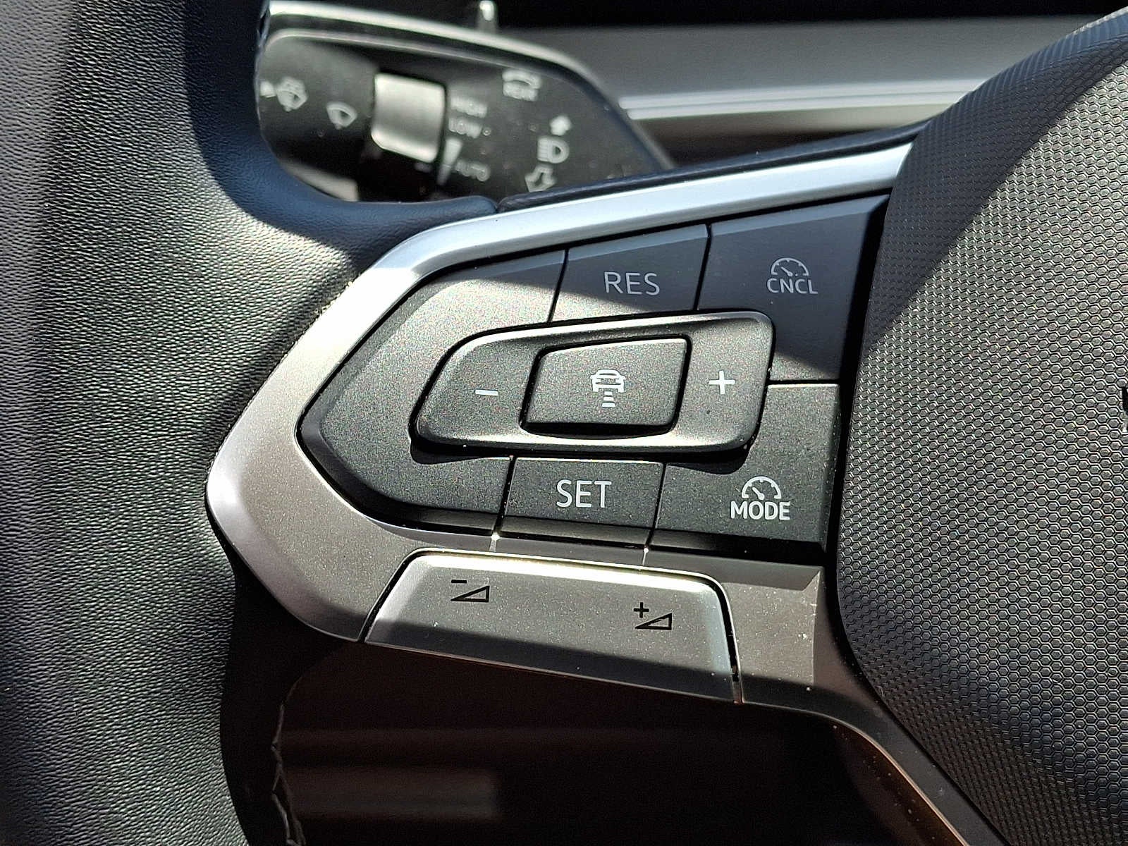 2025 Volkswagen Tiguan 2.0T SE 4MOTION