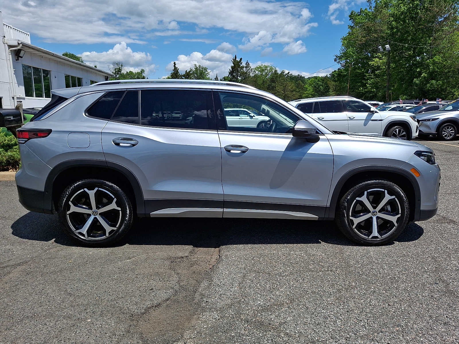 2025 Volkswagen Tiguan 2.0T SE 4MOTION