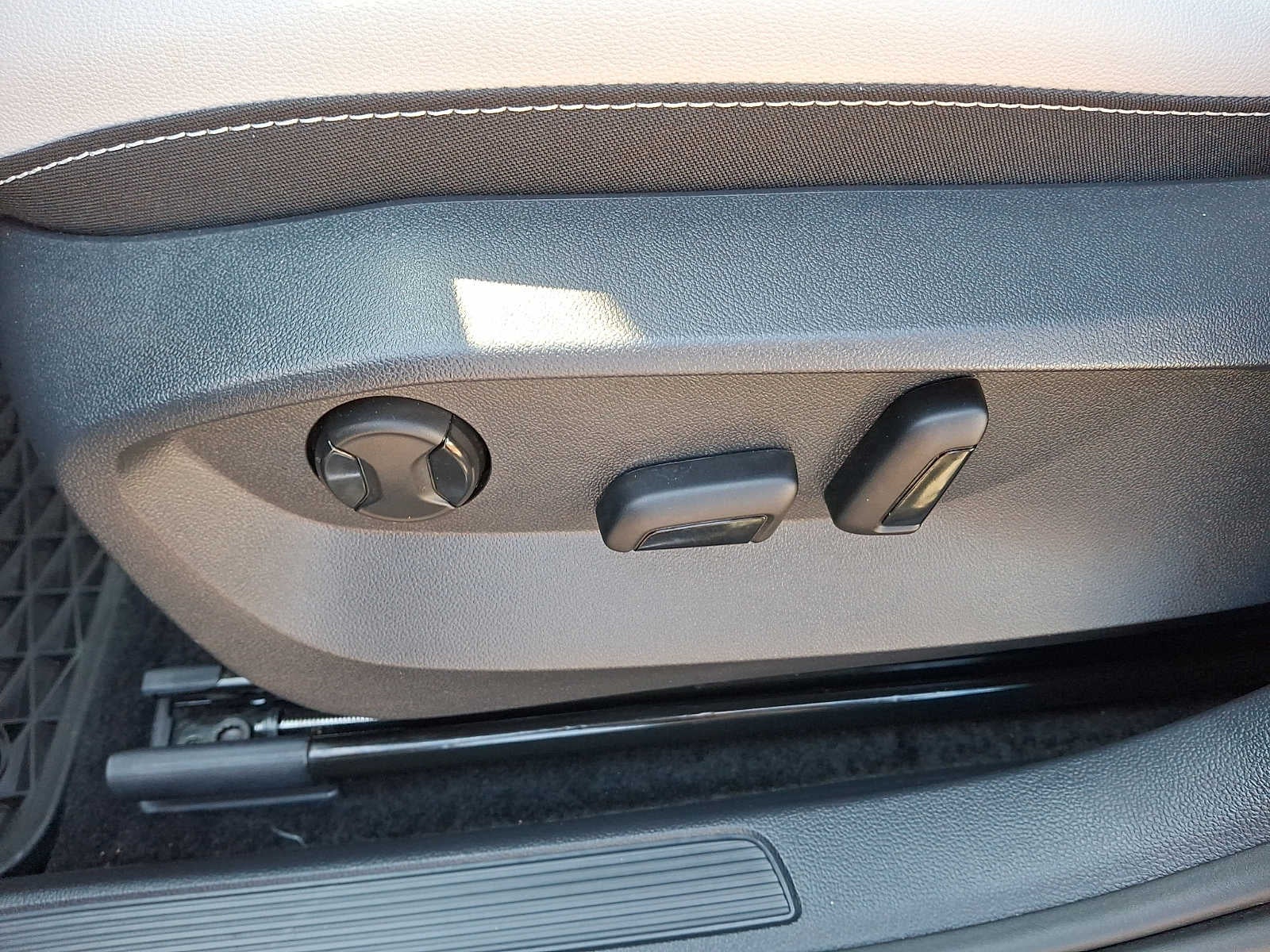 2025 Volkswagen Taos SE FWD