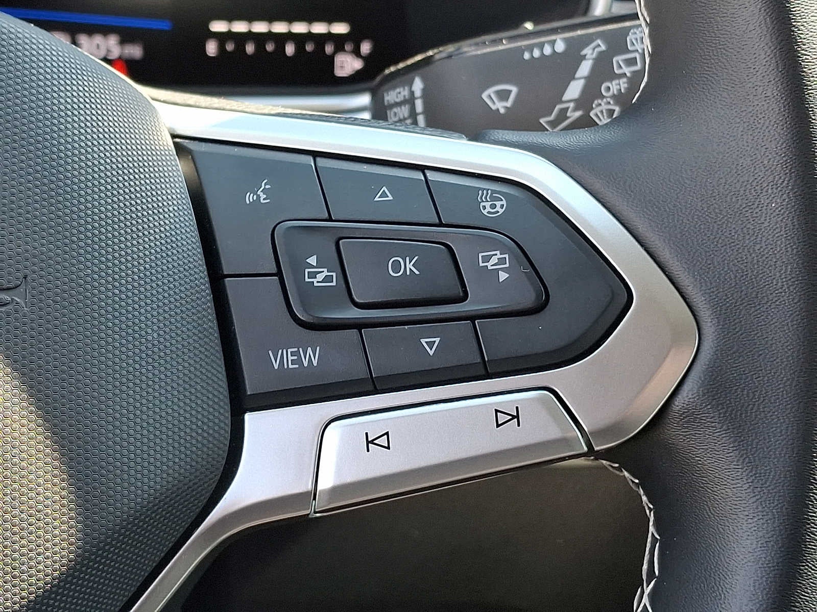 2025 Volkswagen Taos SE FWD