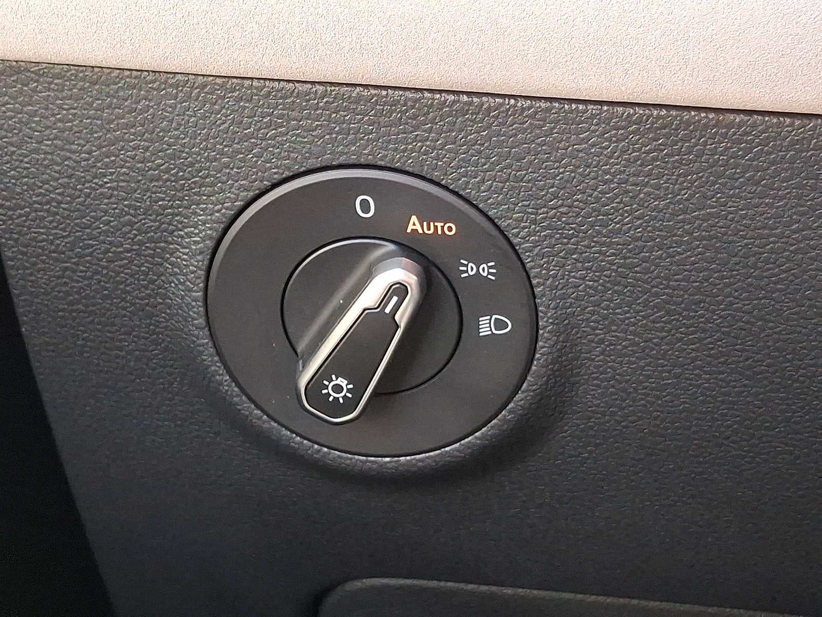 2025 Volkswagen Taos SE FWD