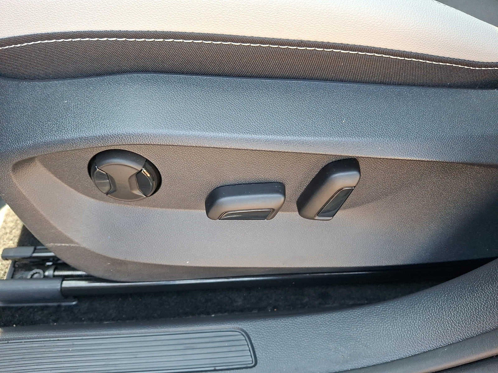 2025 Volkswagen Taos SE 4MOTION
