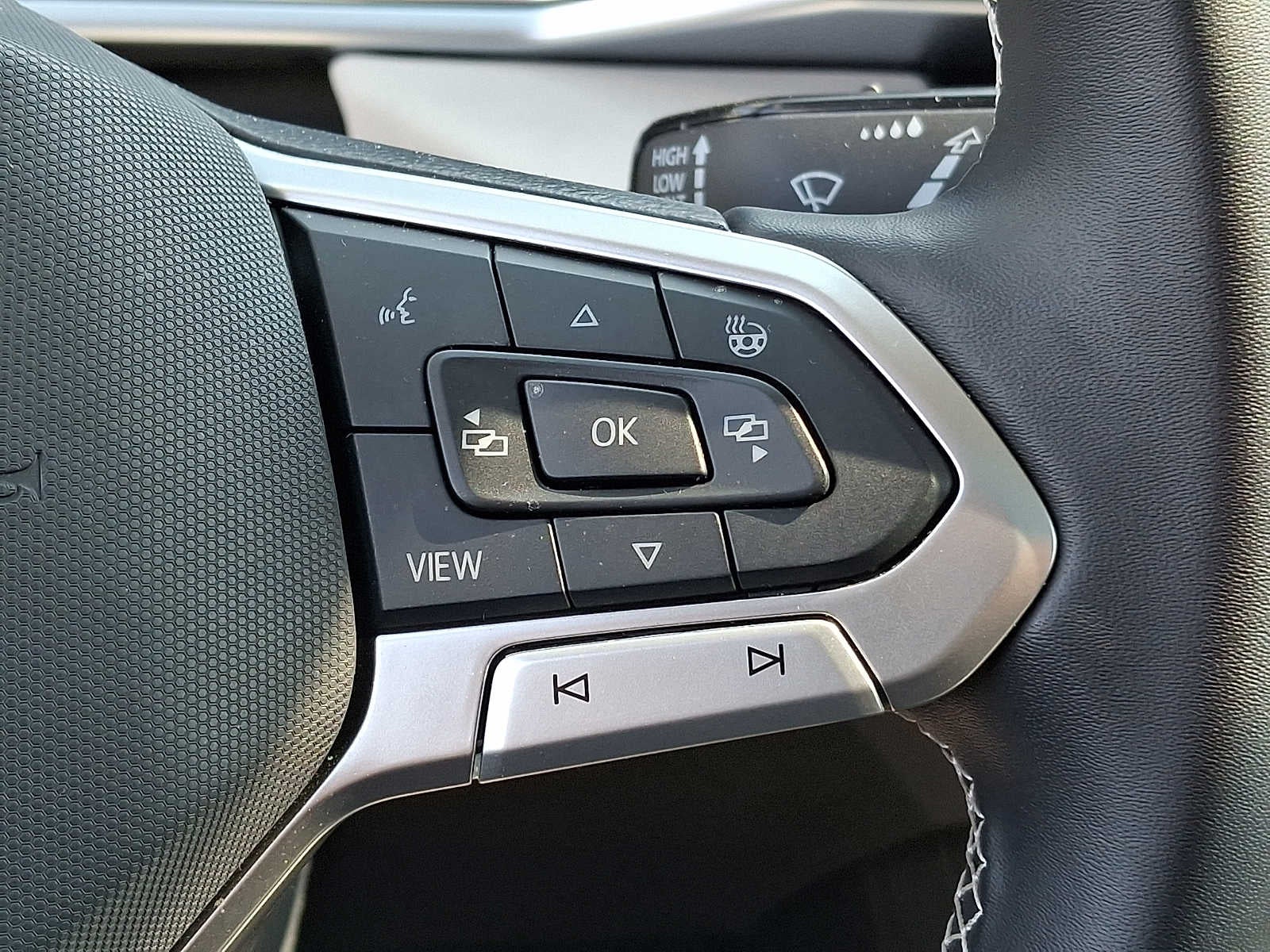 2025 Volkswagen Taos SE 4MOTION