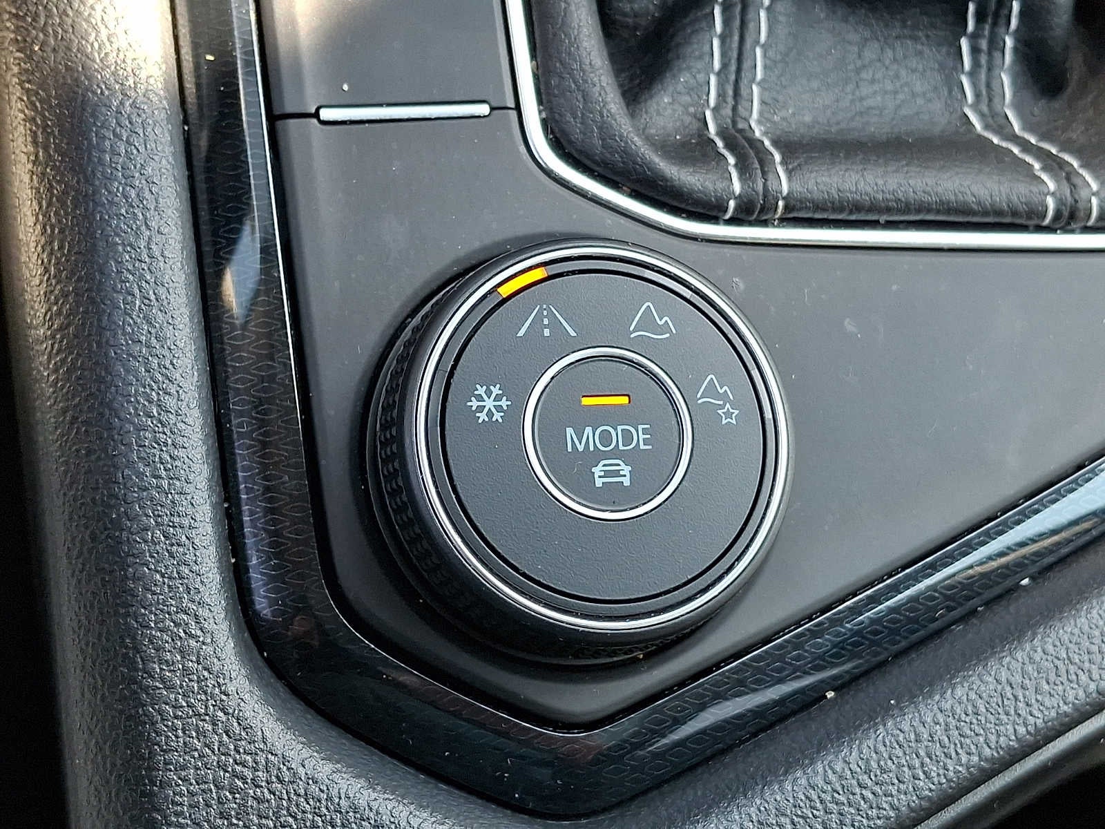 2025 Volkswagen Taos SE 4MOTION