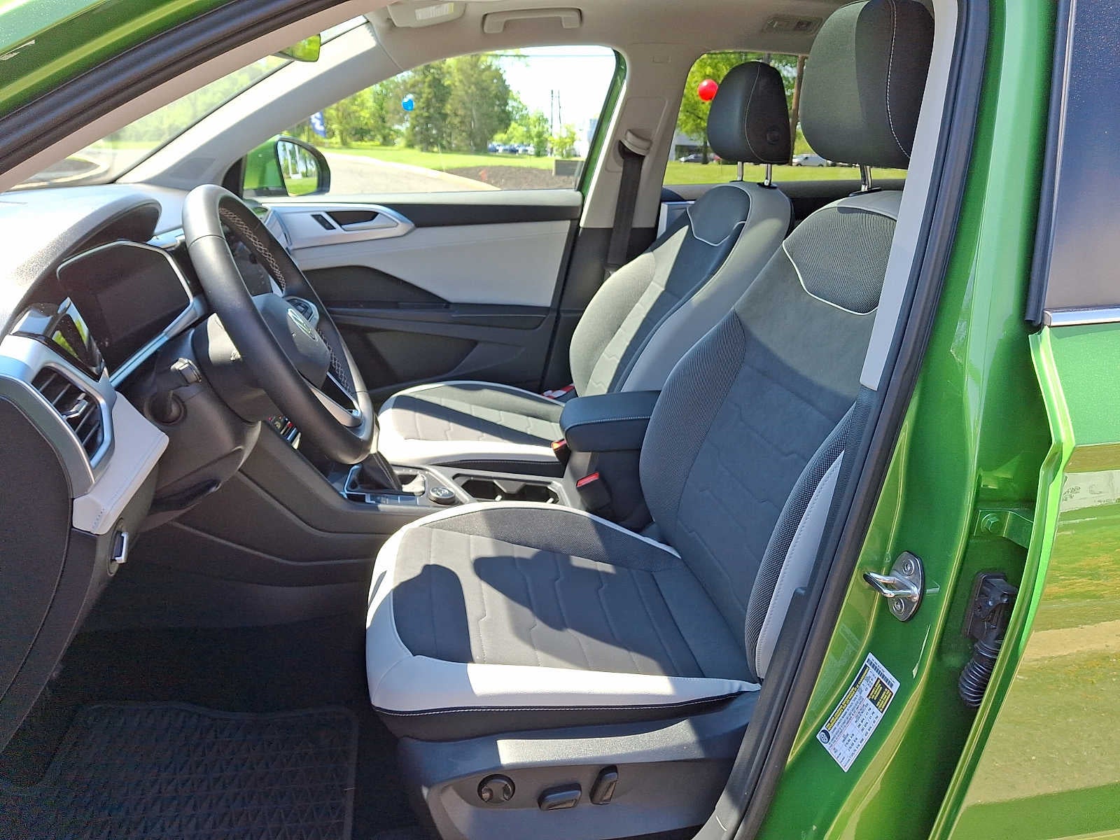 2025 Volkswagen Taos SE 4MOTION
