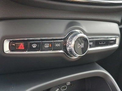 2023 Volvo XC40 B5 AWD Plus Dark Theme