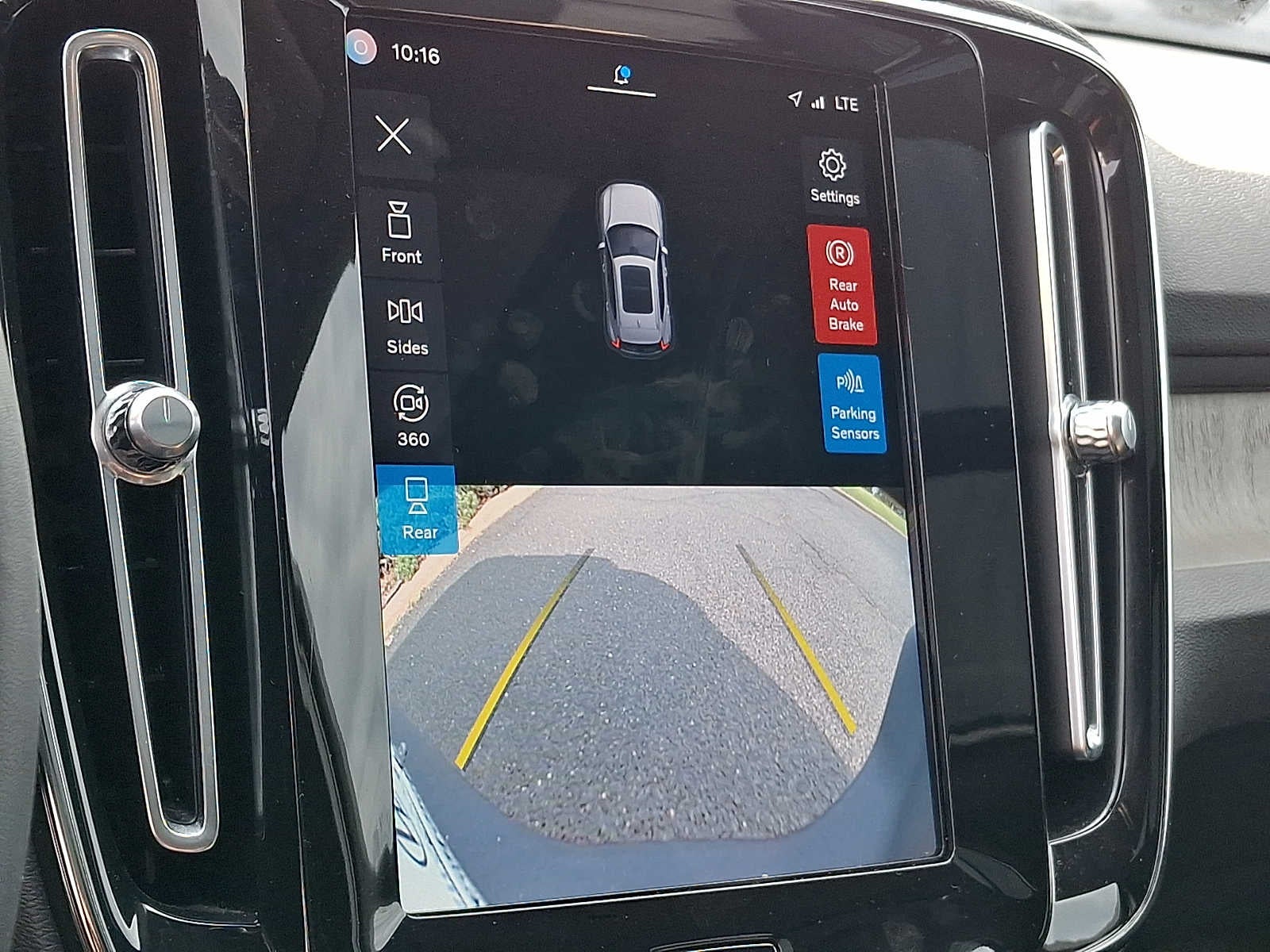 2023 Volvo XC40 B5 AWD Plus Dark Theme