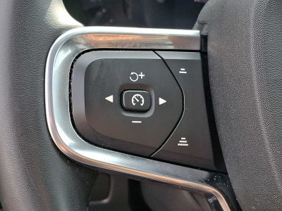2023 Volvo XC40 B5 AWD Plus Dark Theme