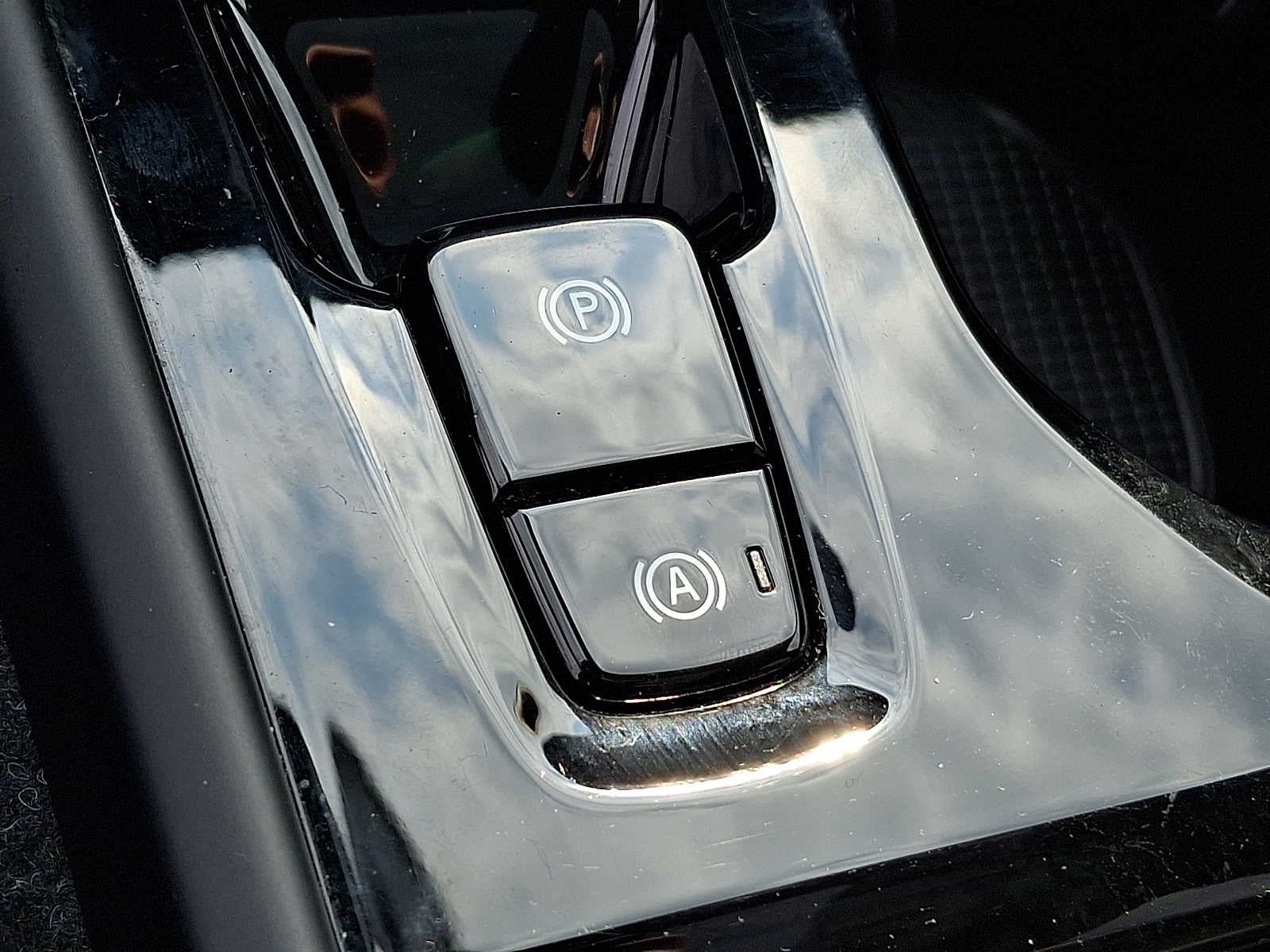 2023 Volvo XC40 B5 AWD Plus Dark Theme