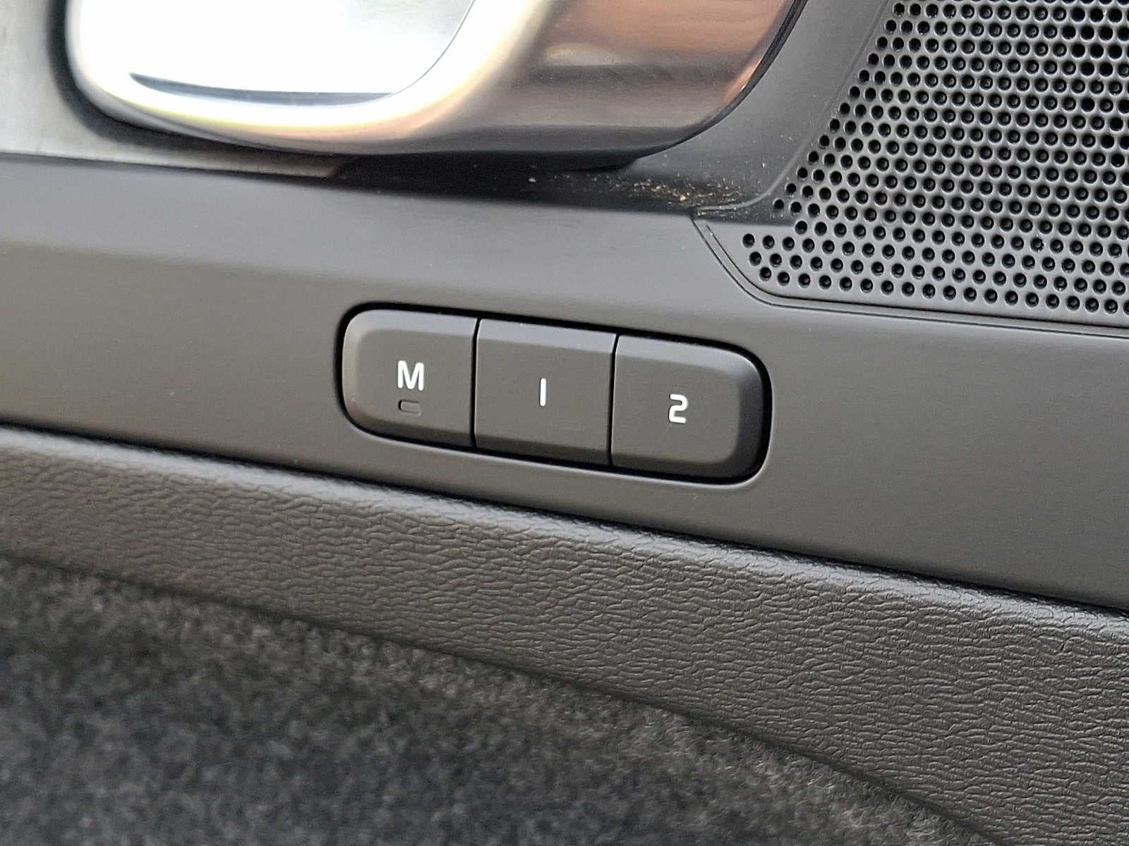 2023 Volvo XC40 B5 AWD Plus Dark Theme